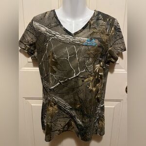 Realtree Women’s Camouflage Shirt (Medium 8/10)